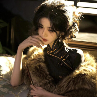 [氛围感女头]
“花间明月，松下凉风，输我北窗一枕”