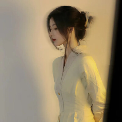 [氛围感女头]
“花间明月，松下凉风，输我北窗一枕”
