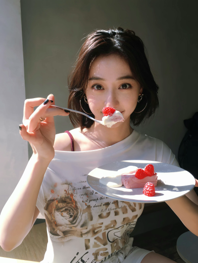 BY爱喝可乐的古娜小姐 中国 胡连馨