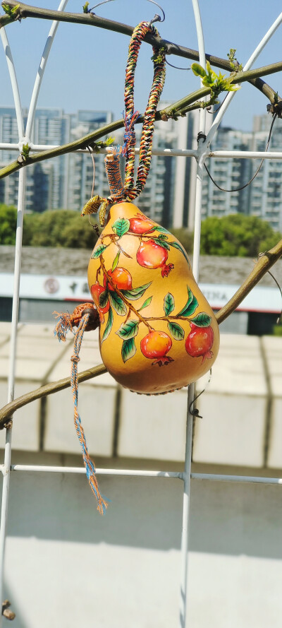 烙画石榴纹-葫芦手工包包
取时来运转的寓意
选挑胖胖的粗腰小葫芦，包包可以放下两个文玩核桃，或是耳机口红，可以手拎也可以挂在大托特上(˵¯͒〰¯͒˵)
选题-切葫芦-打孔-内部装修-起稿-烙画勾线-咬白-上色-封层-…