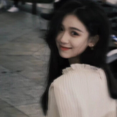 [氛围感女头]
“掬水月在手，弄花香满衣”