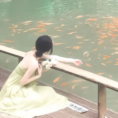 [氛围感女头]
“花间明月，松下凉风，输我北窗一枕”