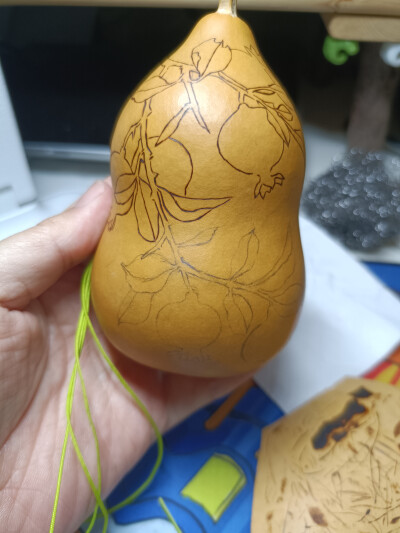 烙画石榴纹-葫芦手工包包
取时来运转的寓意
选挑胖胖的粗腰小葫芦，包包可以放下两个文玩核桃，或是耳机口红，可以手拎也可以挂在大托特上(˵¯͒〰¯͒˵)
选题-切葫芦-打孔-内部装修-起稿-烙画勾线-咬白-上色-封层-…