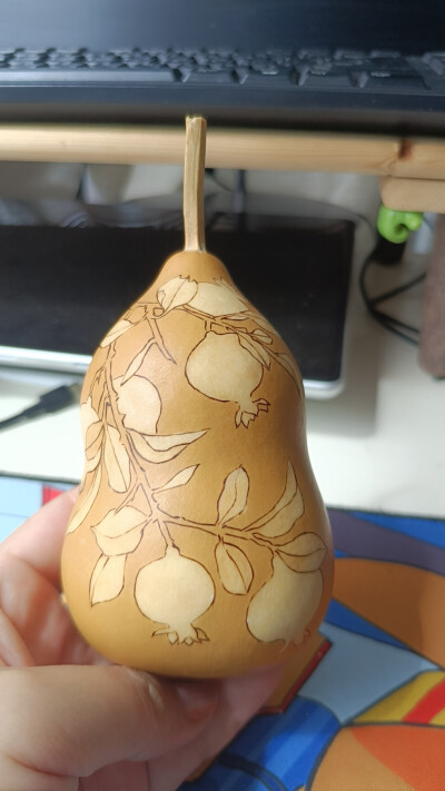 烙画石榴纹-葫芦手工包包
取时来运转的寓意
选挑胖胖的粗腰小葫芦，包包可以放下两个文玩核桃，或是耳机口红，可以手拎也可以挂在大托特上(˵¯͒〰¯͒˵)
选题-切葫芦-打孔-内部装修-起稿-烙画勾线-咬白-上色-封层-…