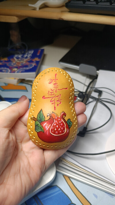 烙画石榴纹-葫芦手工包包
取时来运转的寓意
选挑胖胖的粗腰小葫芦，包包可以放下两个文玩核桃，或是耳机口红，可以手拎也可以挂在大托特上(˵¯͒〰¯͒˵)
选题-切葫芦-打孔-内部装修-起稿-烙画勾线-咬白-上色-封层-…