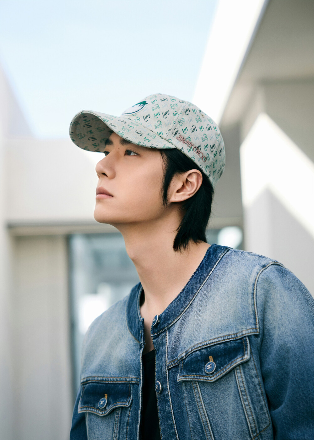 YIBO-OFFICIAL：
#YIBO MOMENT#
惬意午后，感受时光的温柔流淌，
新绿蔓延，一键开启春日美好。@UNIQ-王一博 ​​​