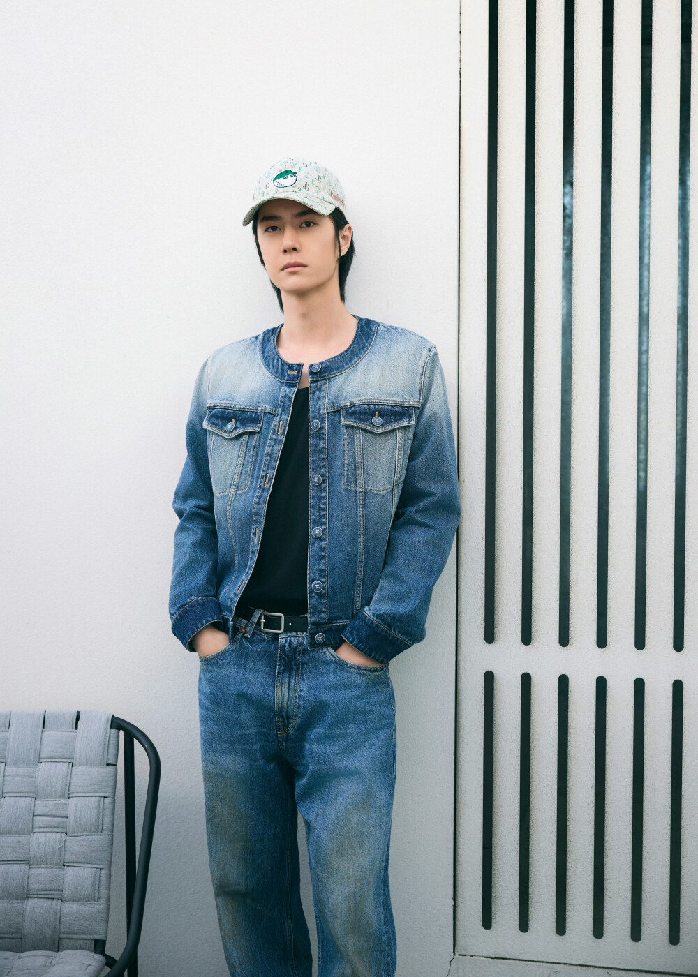 YIBO-OFFICIAL：
#YIBO MOMENT#
惬意午后，感受时光的温柔流淌，
新绿蔓延，一键开启春日美好。@UNIQ-王一博 ​​​