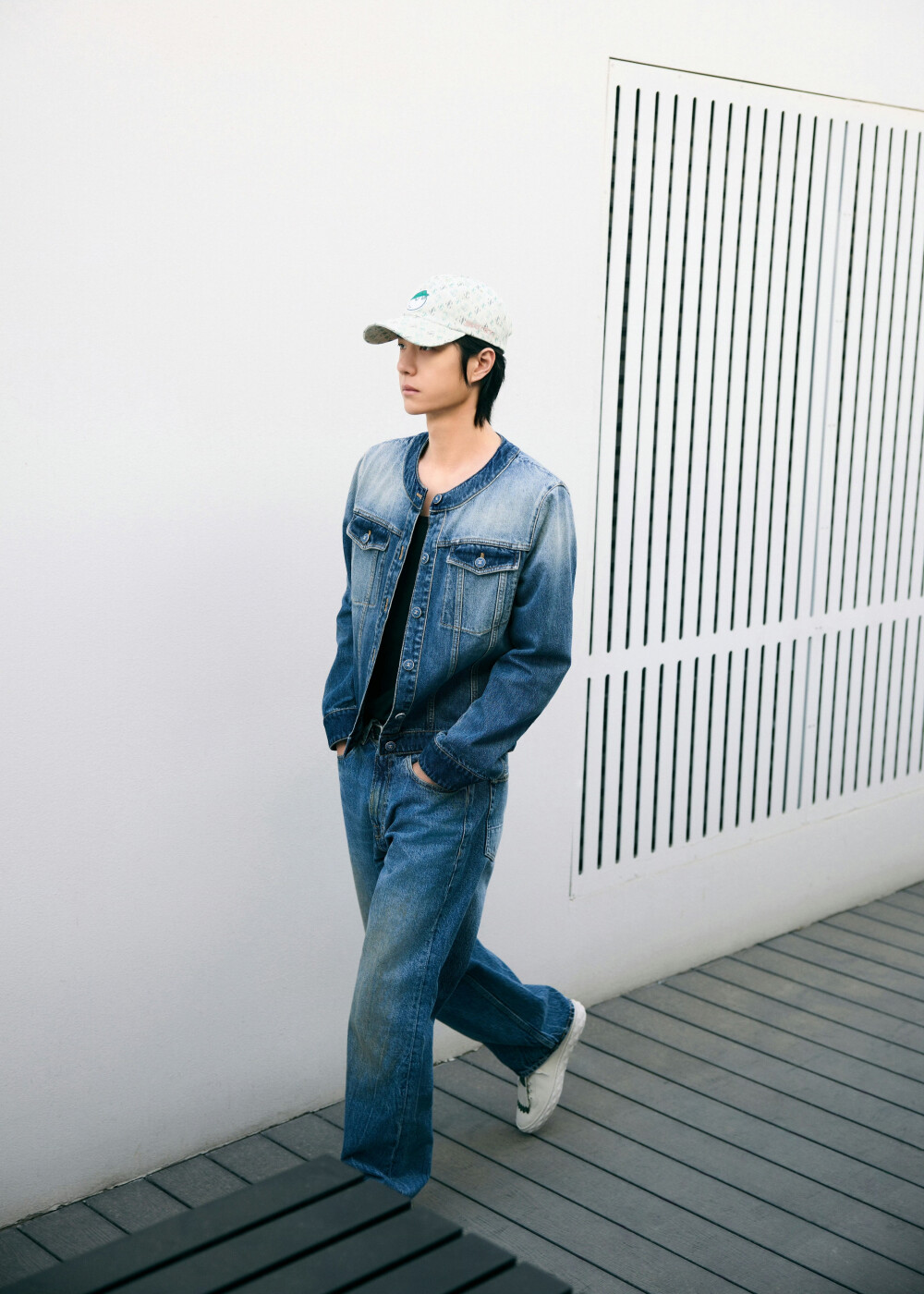 YIBO-OFFICIAL：
#YIBO MOMENT#
惬意午后，感受时光的温柔流淌，
新绿蔓延，一键开启春日美好。@UNIQ-王一博 ​​​