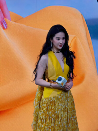 刘亦菲上海#智界品牌之夜#
刘亦菲华为鸿蒙智行智界品牌大使2025.4.17