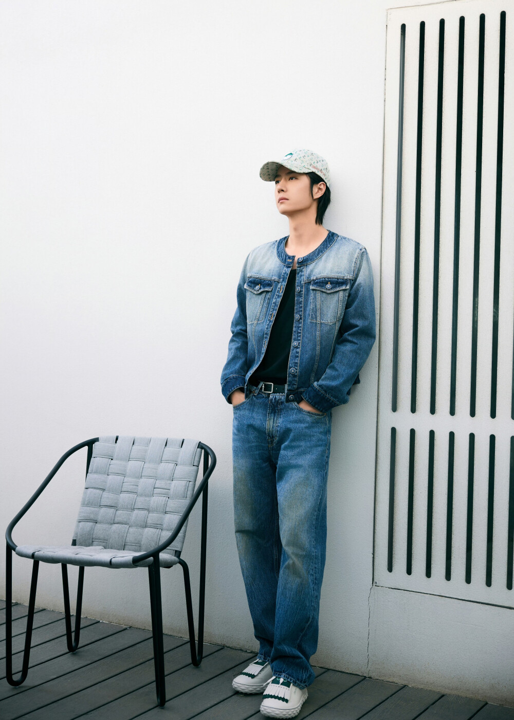 YIBO-OFFICIAL：
#YIBO MOMENT#
惬意午后，感受时光的温柔流淌，
新绿蔓延，一键开启春日美好。@UNIQ-王一博 ​​​