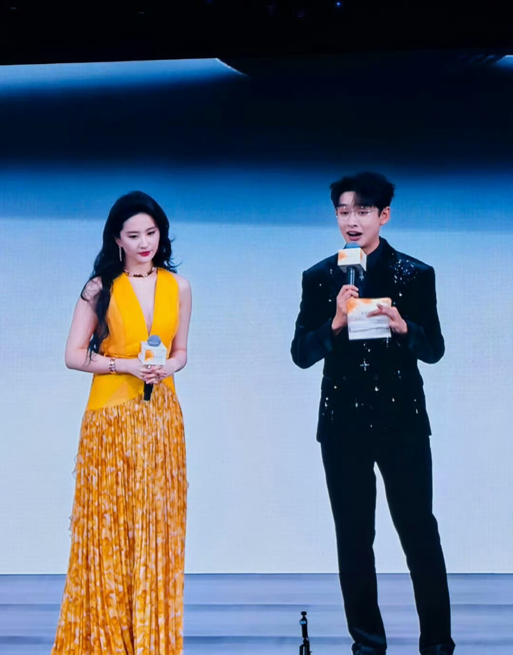 刘亦菲上海#智界品牌之夜#
刘亦菲华为鸿蒙智行智界品牌大使2025.4.17