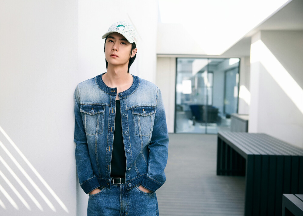 YIBO-OFFICIAL：
#YIBO MOMENT#
惬意午后，感受时光的温柔流淌，
新绿蔓延，一键开启春日美好。@UNIQ-王一博 ​​​