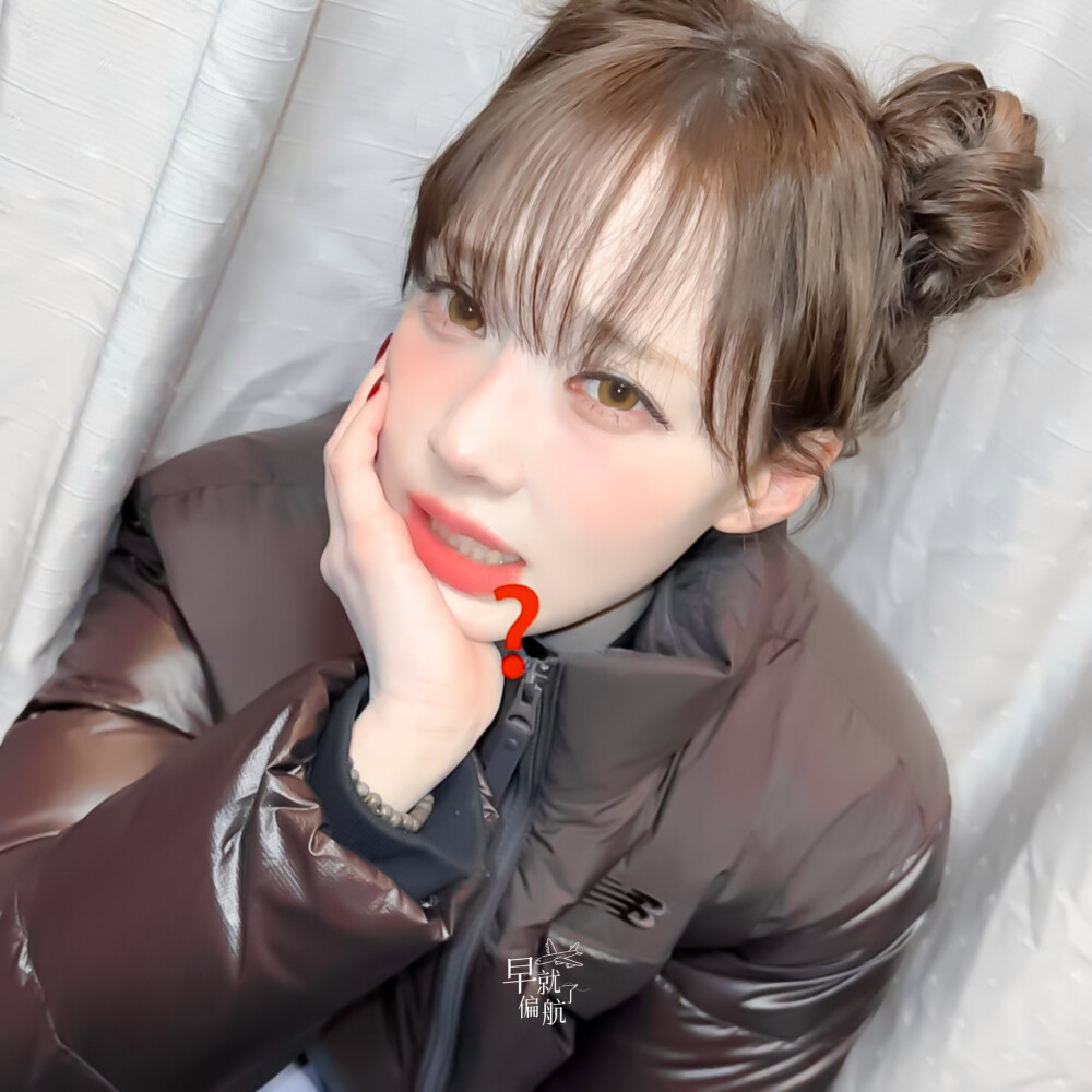她站在地球的另一边看月亮