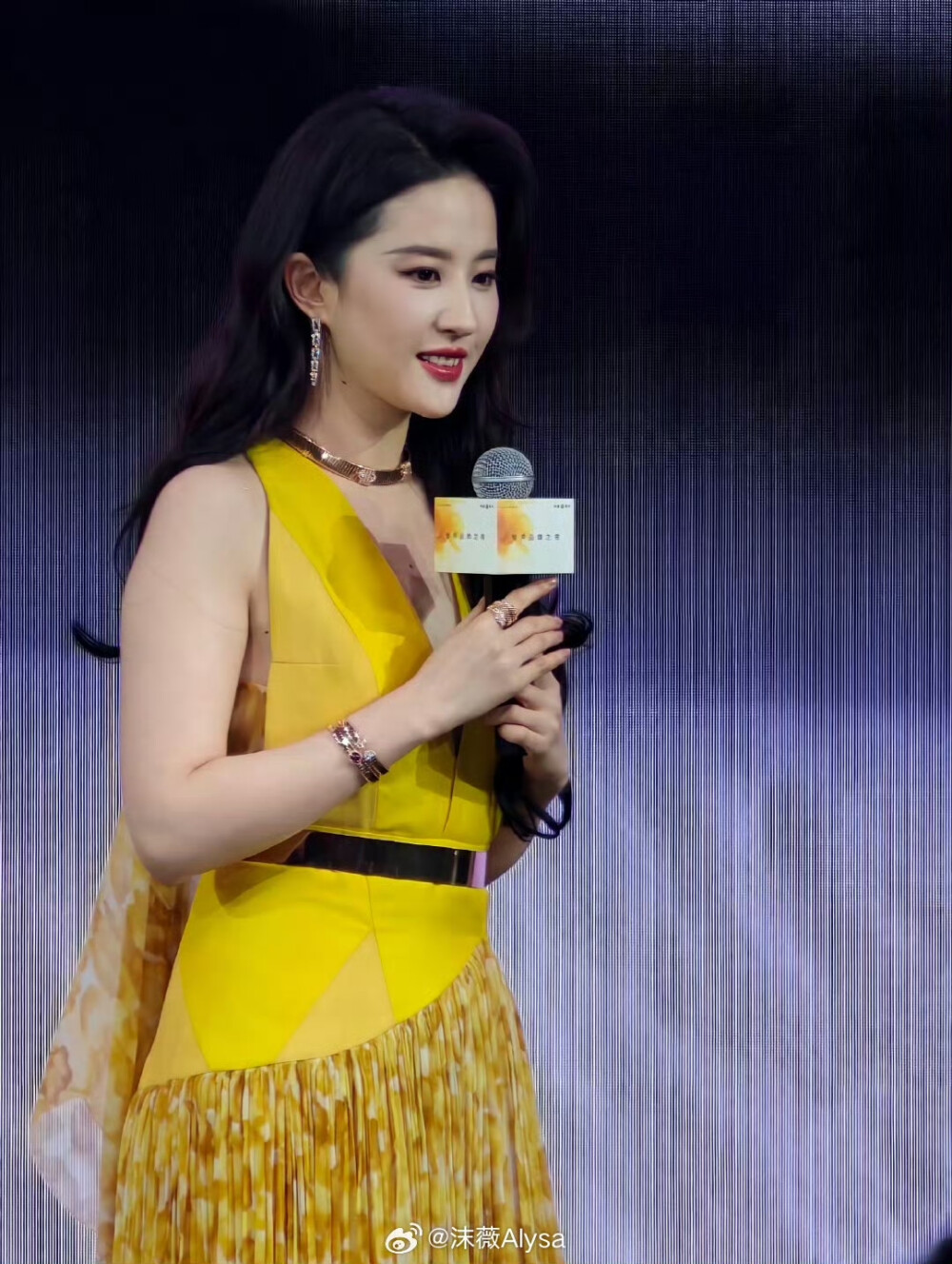 刘亦菲上海#智界品牌之夜#
刘亦菲华为鸿蒙智行智界品牌大使2025.4.17