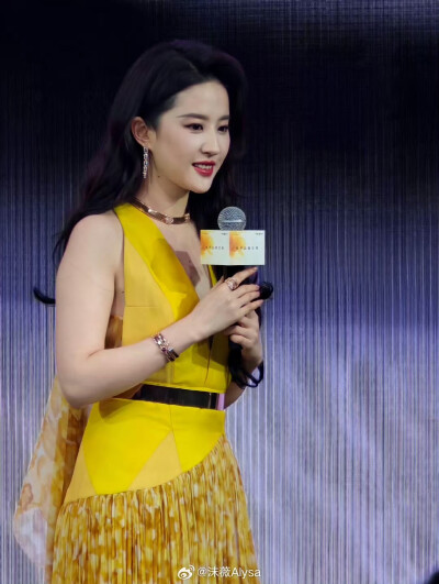 刘亦菲上海#智界品牌之夜#
刘亦菲华为鸿蒙智行智界品牌大使2025.4.17