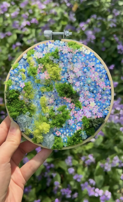 设计这款刺绣是因为想到了小时候抓鱼的小溪
阳光会透过树梢撒在清澈见底的溪流上
水面会泛起细碎的光芒
鱼藏在溪水中的浮萍和水草下
岸边的青石上覆盖着苔藓
草丛中还长着野花
整点酱油 捡点柴火
摸到了鱼就直接生火…