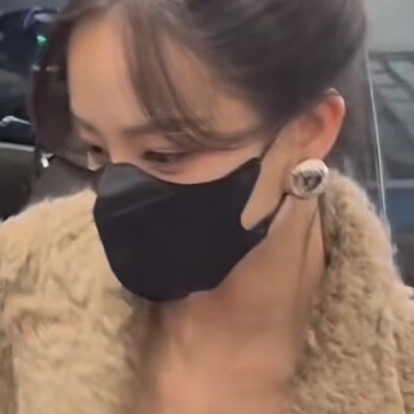 怎么露半张脸也能这么美