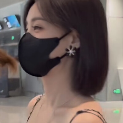 怎么露半张脸也能这么美