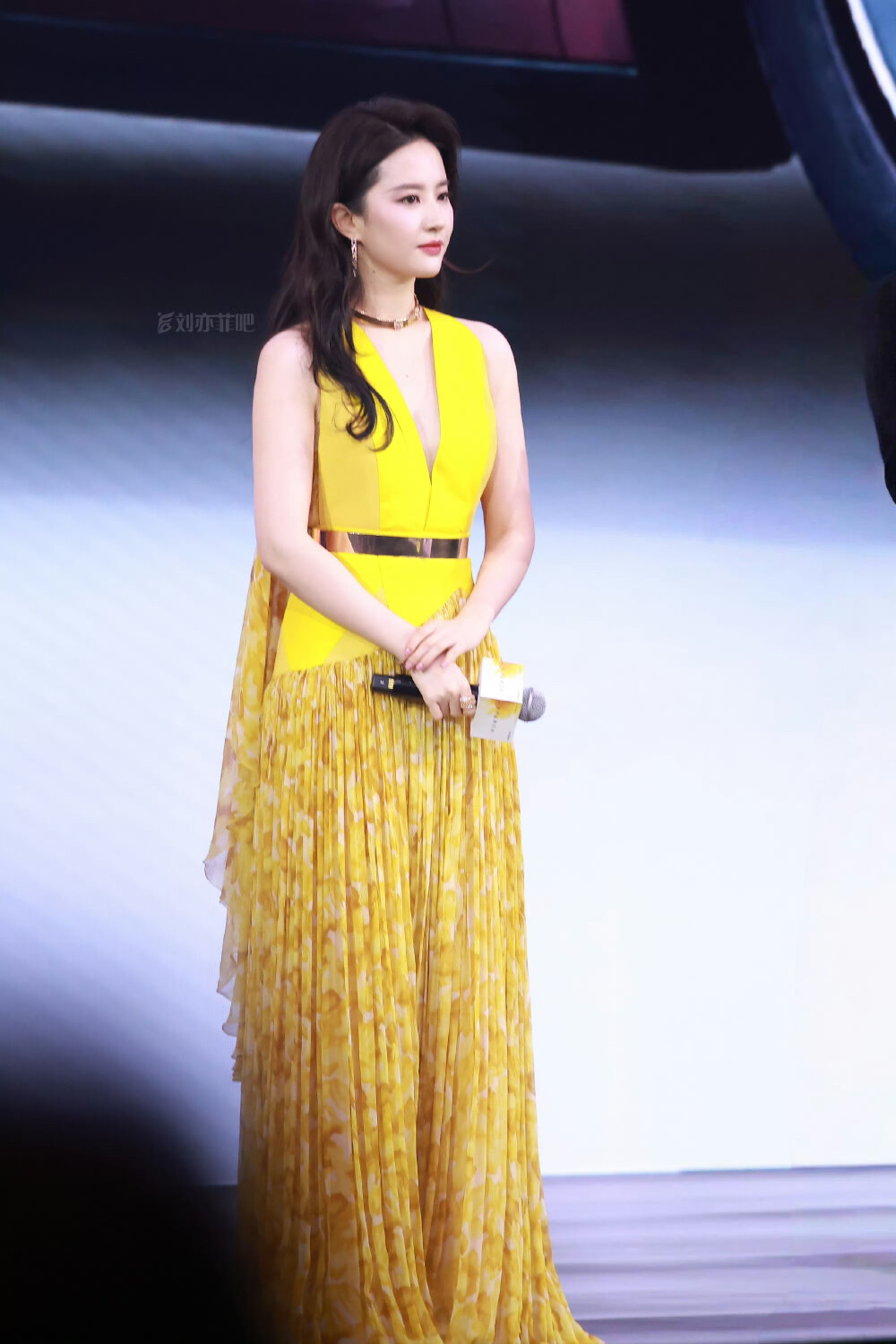 刘亦菲上海#智界品牌之夜#
刘亦菲华为鸿蒙智行智界品牌大使2025.4.17