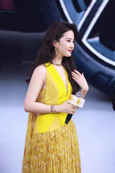 刘亦菲上海#智界品牌之夜#
刘亦菲华为鸿蒙智行智界品牌大使2025.4.17