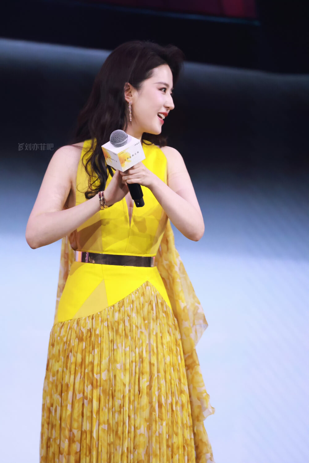刘亦菲上海#智界品牌之夜#
刘亦菲华为鸿蒙智行智界品牌大使2025.4.17