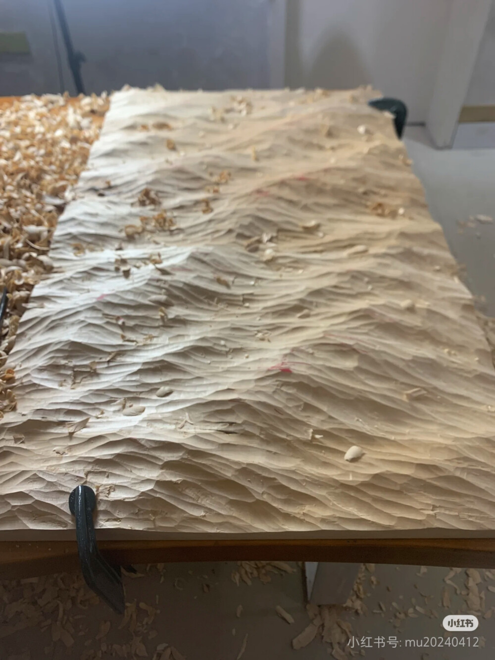 喜欢这种从无到有的过程
一块木板，在千锤百炼下成了一片海，还没上色也能感受到大海的气势。
（来自小红书桃木坊掌柜）