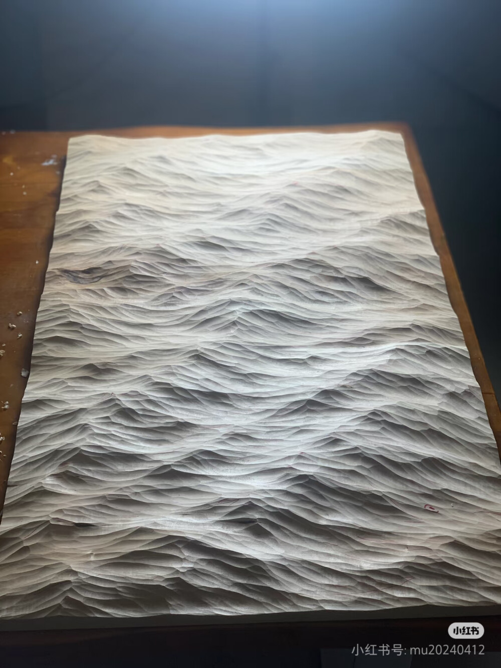 喜欢这种从无到有的过程
一块木板，在千锤百炼下成了一片海，还没上色也能感受到大海的气势。
（来自小红书桃木坊掌柜）