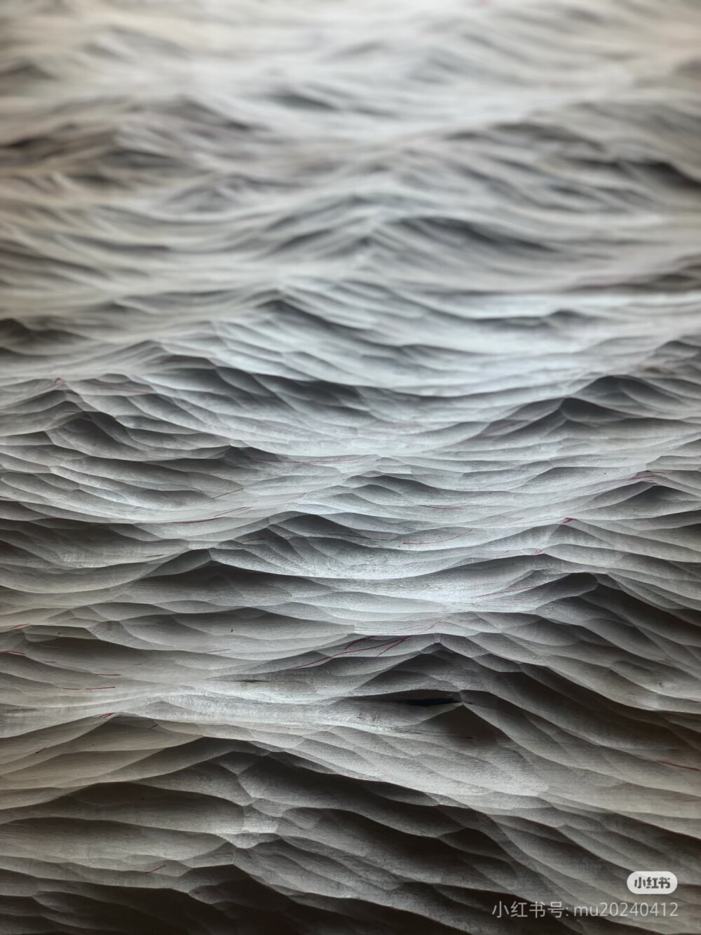 喜欢这种从无到有的过程
一块木板，在千锤百炼下成了一片海，还没上色也能感受到大海的气势。
（来自小红书桃木坊掌柜）