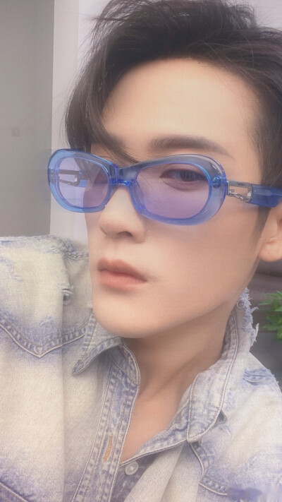 檀健次自修壁纸