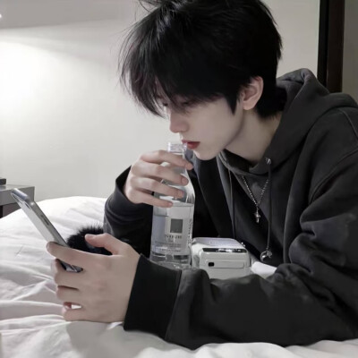 单人不明显 情侣头像 喜欢点关注，拿图收藏点赞（侵权删）