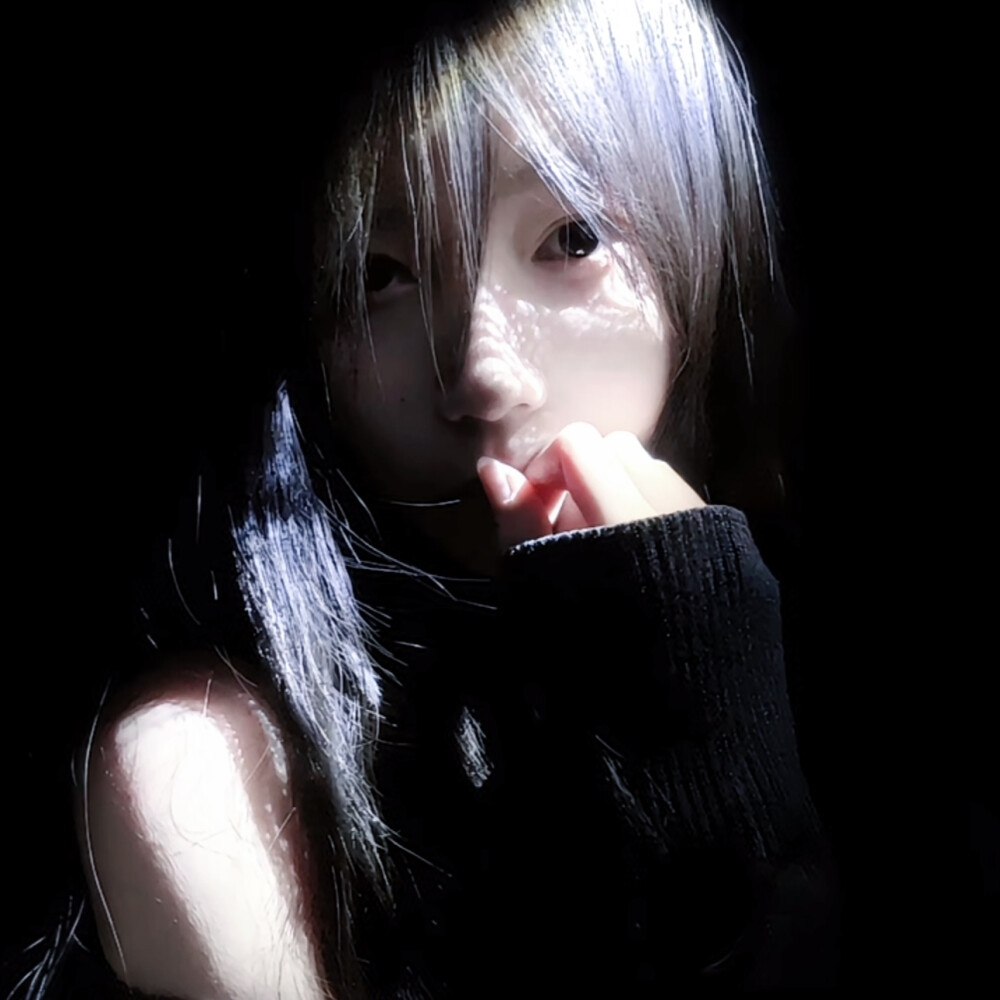 电车穿过四月的雨 你带着薄荷香出现