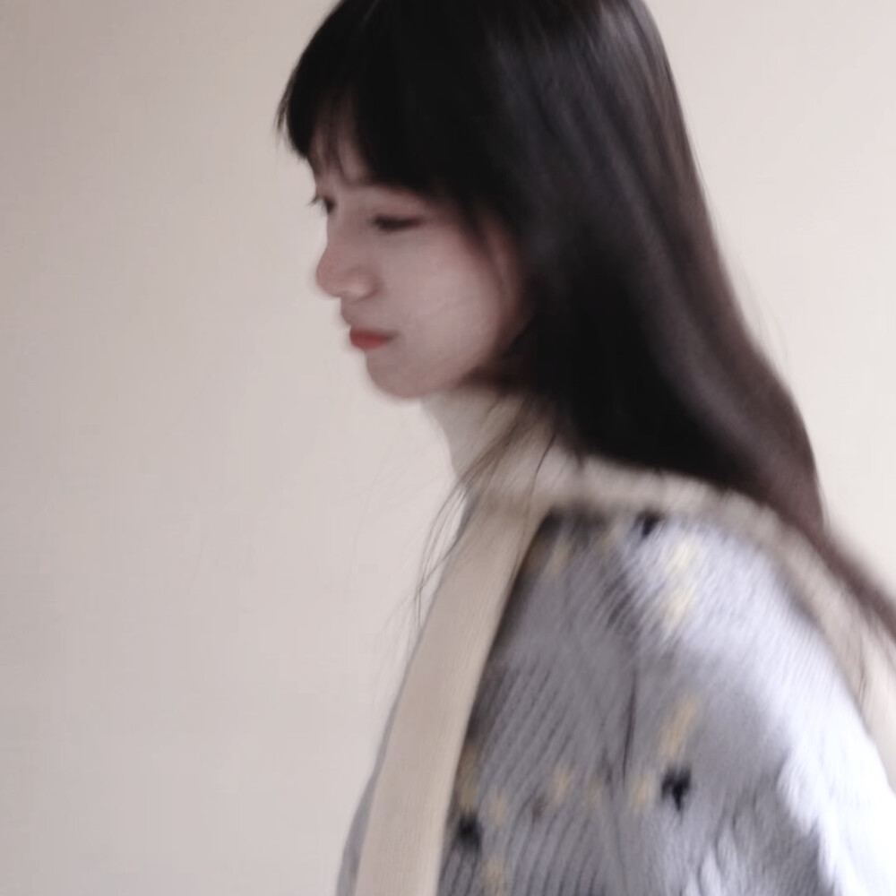 电车穿过四月的雨 你带着薄荷香出现