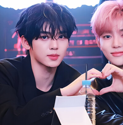 昊自维之情头
章昊韩维辰
禁二改二传
拿图吱声