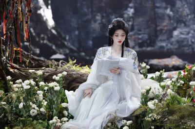 鞠婧祎月鳞绮纪妆造