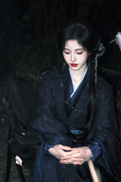 鞠婧祎月鳞绮纪妆造