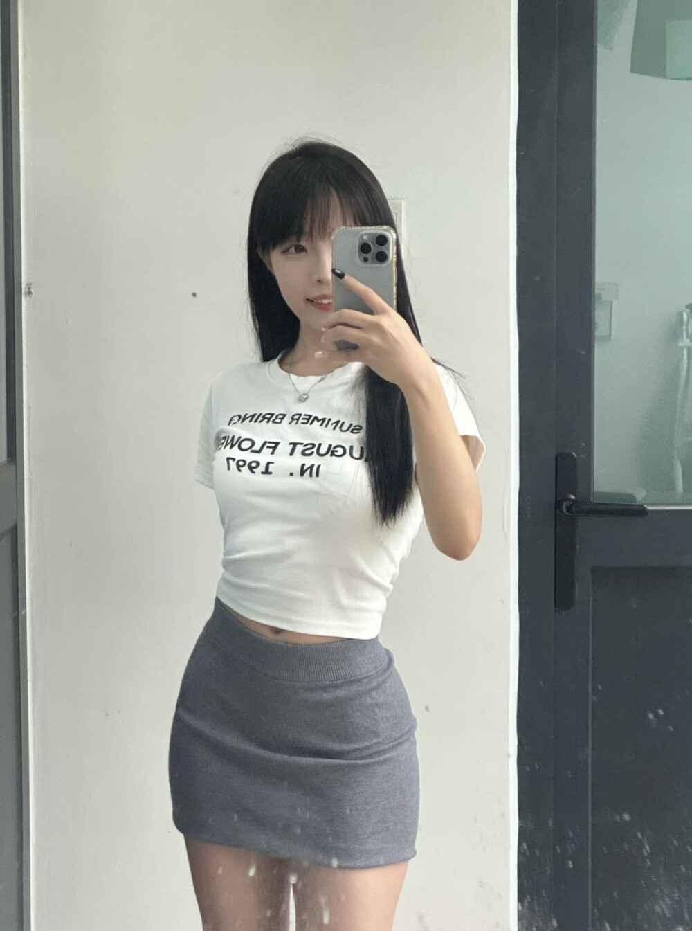 ，