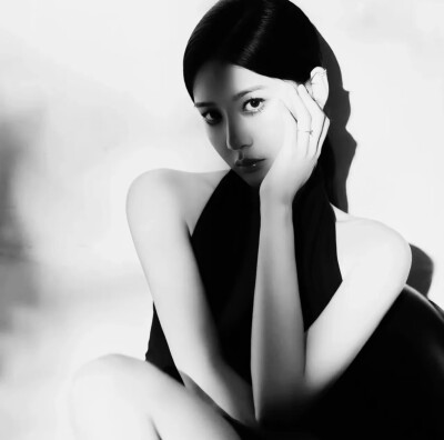 黑白女