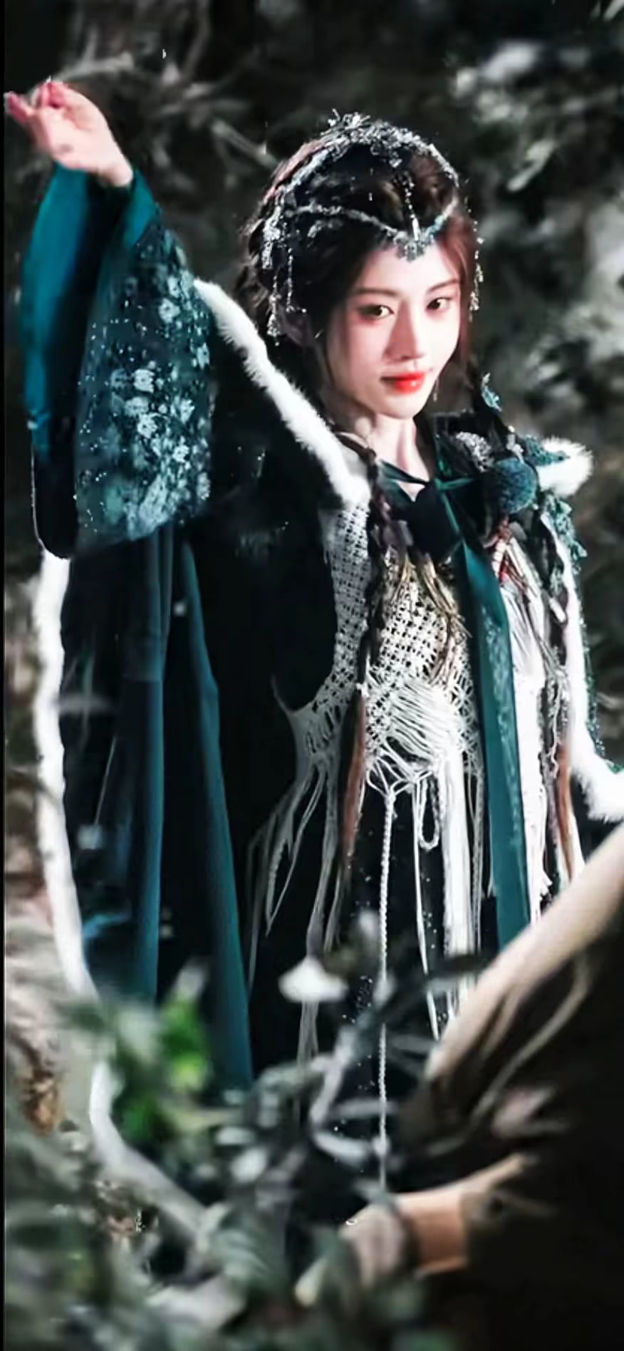 鞠婧祎月鳞绮纪妆造