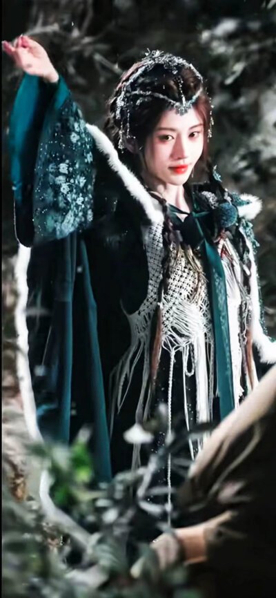 鞠婧祎月鳞绮纪妆造