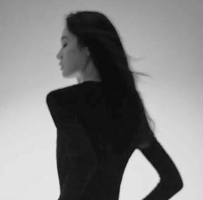黑白女