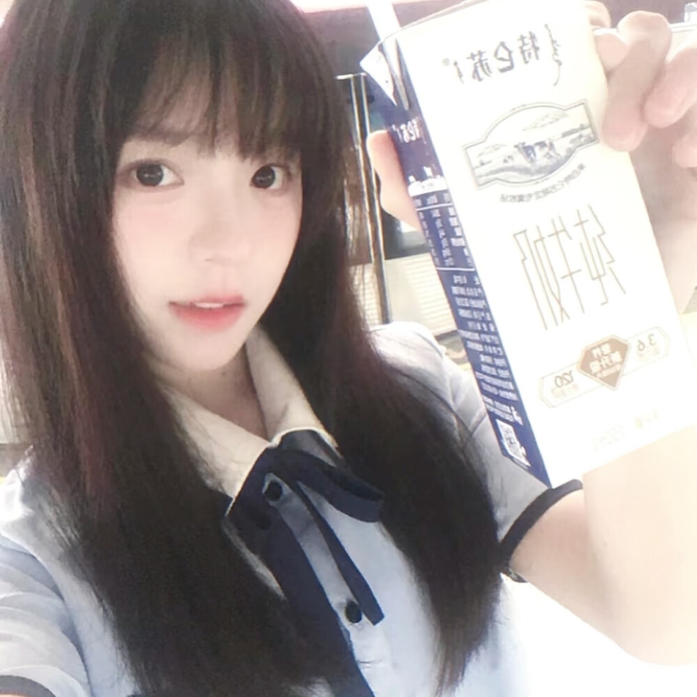 电车穿过四月的雨 你带着薄荷香出现