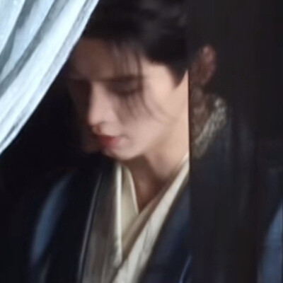 何明=何