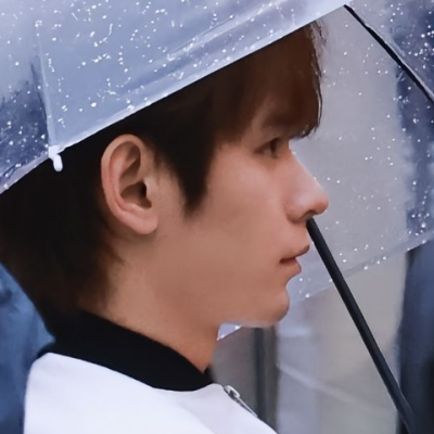 素净一张脸，收敛了眉眼