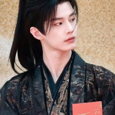 何明=何