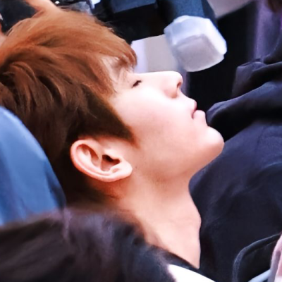 素净一张脸，收敛了眉眼