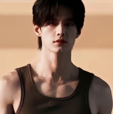 何明=何