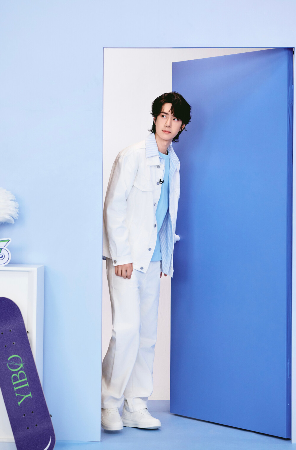 YIBO-OFFICIAL：
#Tempo得宝品牌代言人王一博#
步入澄澈之境，共寻柔韧之力。@UNIQ-王一博 做客Tempo得宝品位生活家，蓝白色系叠搭尽显清爽活力。现场接受「纸巾柔软挑战」，展现多面居家生活仪式感，柔软悦己，向内自愈。@得宝官方微博
#王一博做客得宝品位生活家# ​​​