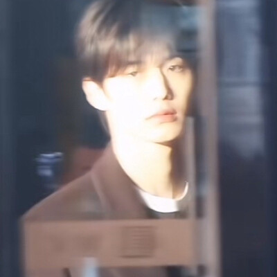 何明=何