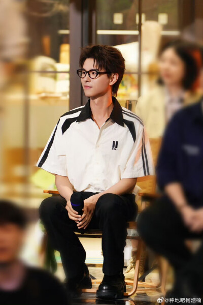 小何