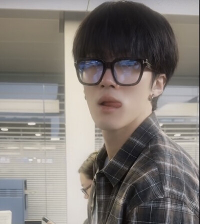 闫桉

